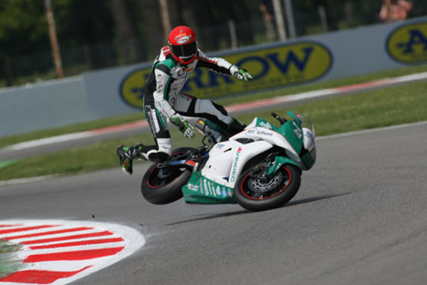 Et brækket kraveben under fredagens træning, holdte den Danske Road Racing komet ude af søndagens race på Monza banen i Italien.